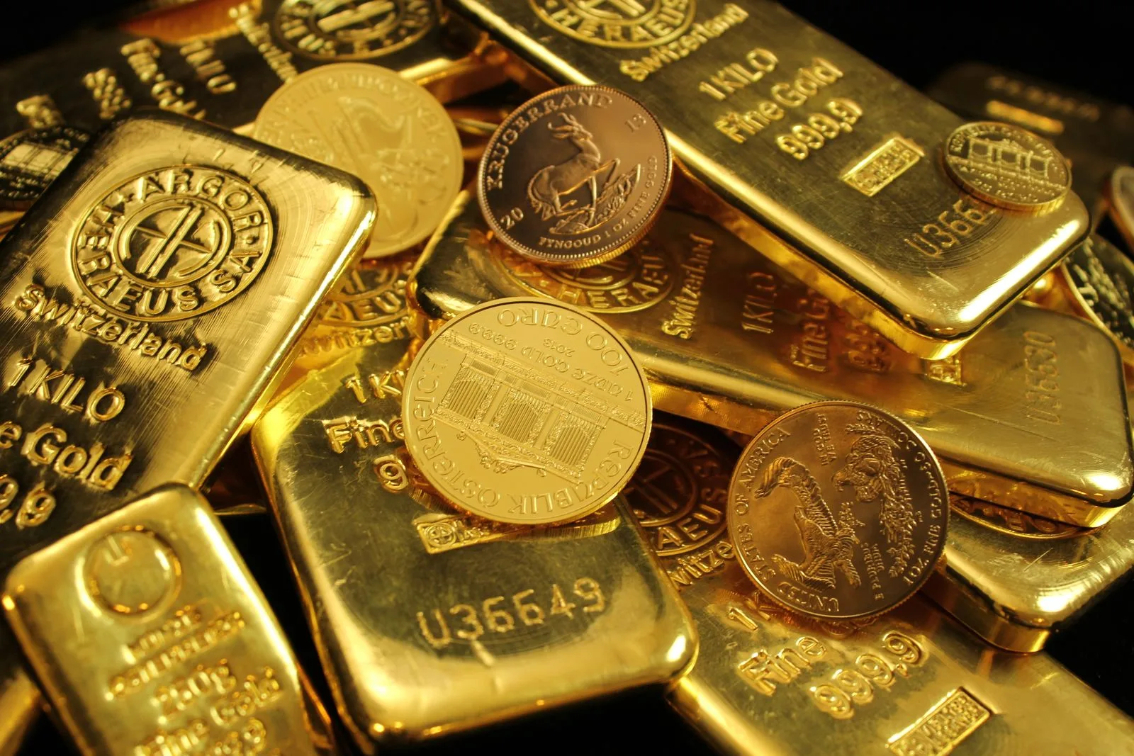 Lingotti d'oro e monete di vari paesi